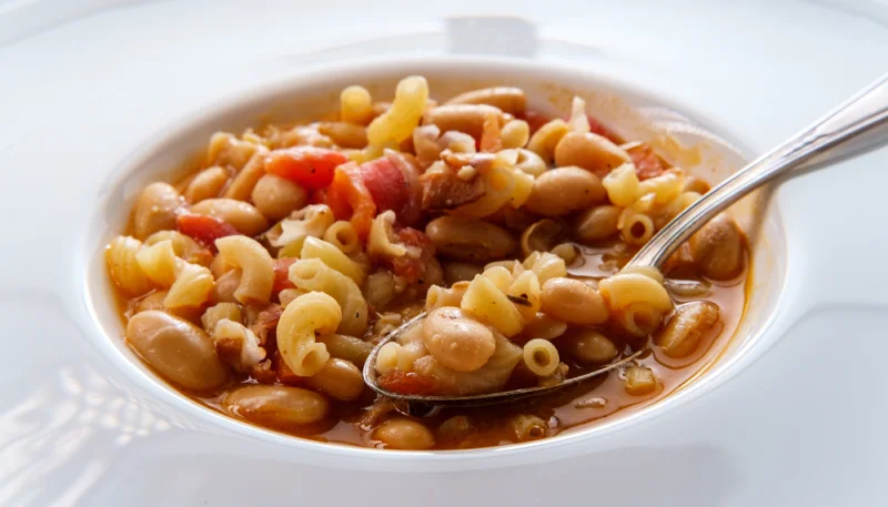Pasta con frijoles y bacon