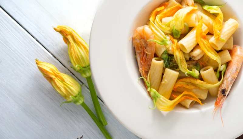 Pasta con gambas, calabacín y flores de calabacín