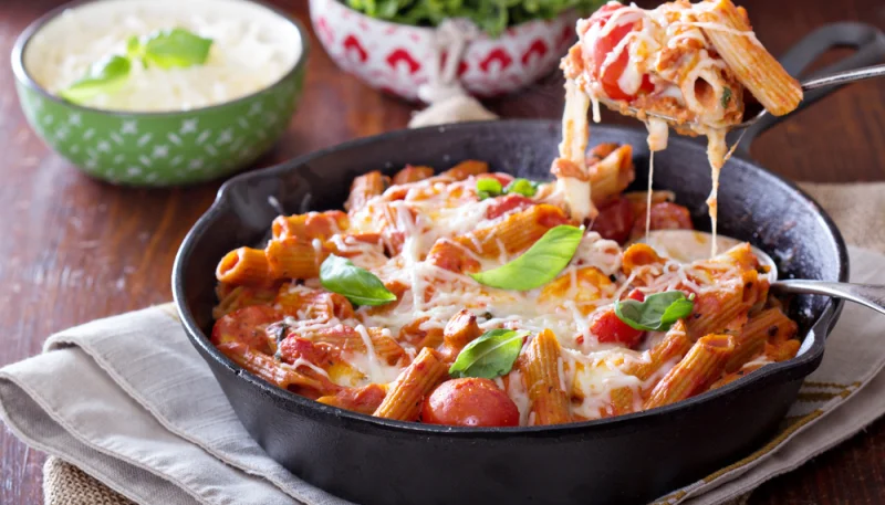 Pasta con tomates cherry, queso feta y guindilla