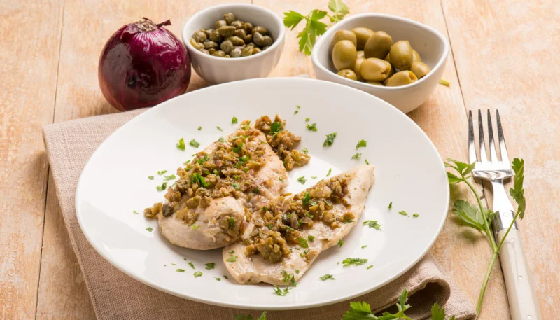 Pechugas de pollo con alcaparras y aceitunas