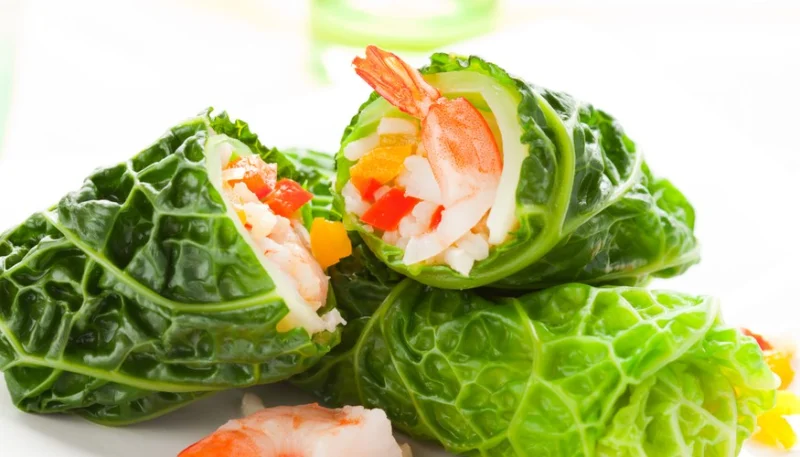 Rollitos de col rizada y gambas