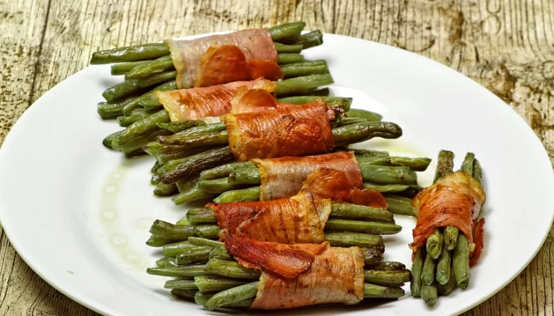 Rollitos de jamón y judías verdes