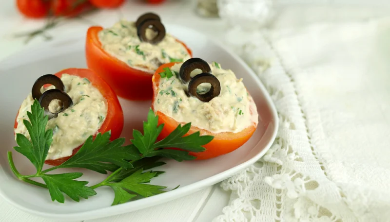 Tomates rellenos de atún con mayonesa