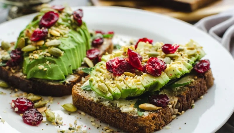Tostadas de aguacate y arándanos