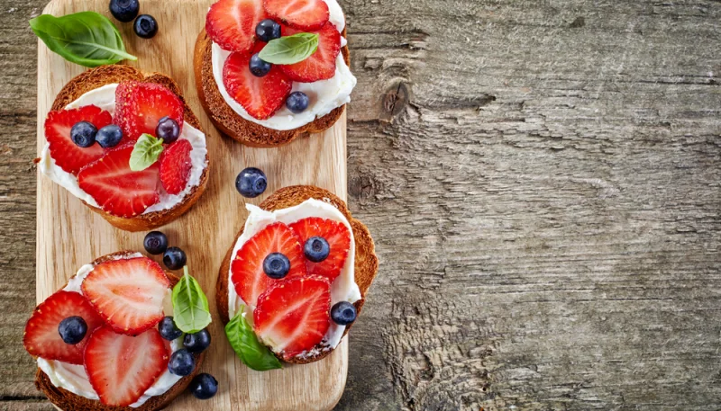 Tostadas de fresas y arándanos