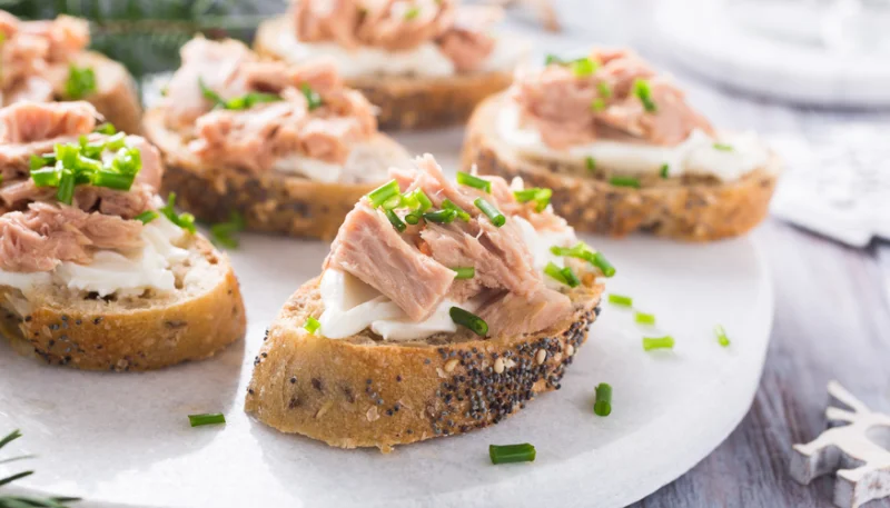 Tostadas de queso y atún
