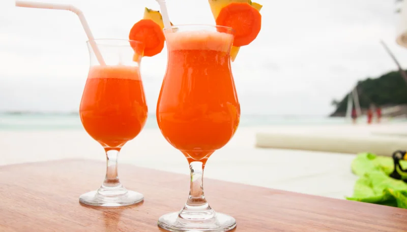 Zumo de naranja, piña, zanahorias y melón