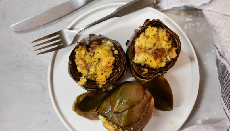 Alcachofas rellenas de garbanzos y queso feta