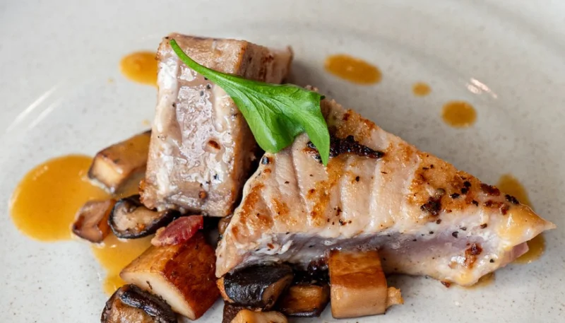 Atún con salsa de vino blanco