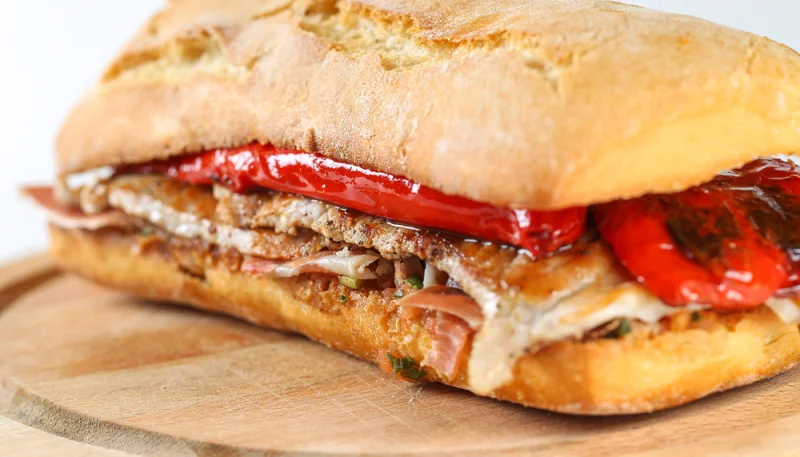 Bocadillo de lomo con pimientos asados