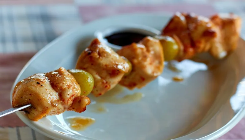 Brochetas de pollo y uva
