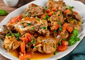 Conejo guisado con zanahorias y tomates