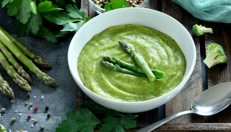 Crema de espárragos y lechuga