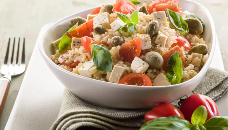 Ensalada de arroz con mozzarella, aceitunas y alcaparras