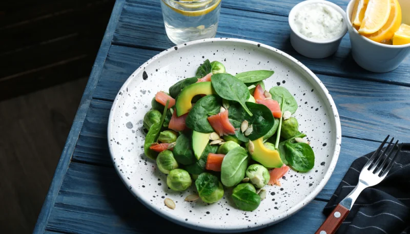 Ensalada de coles de Bruselas y salmón