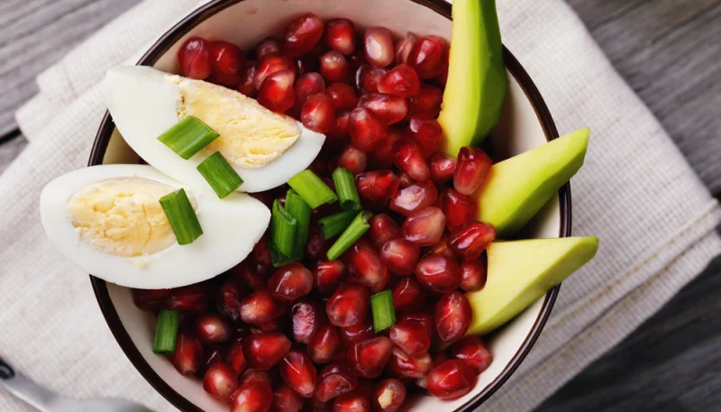 Ensalada de granada y huevo