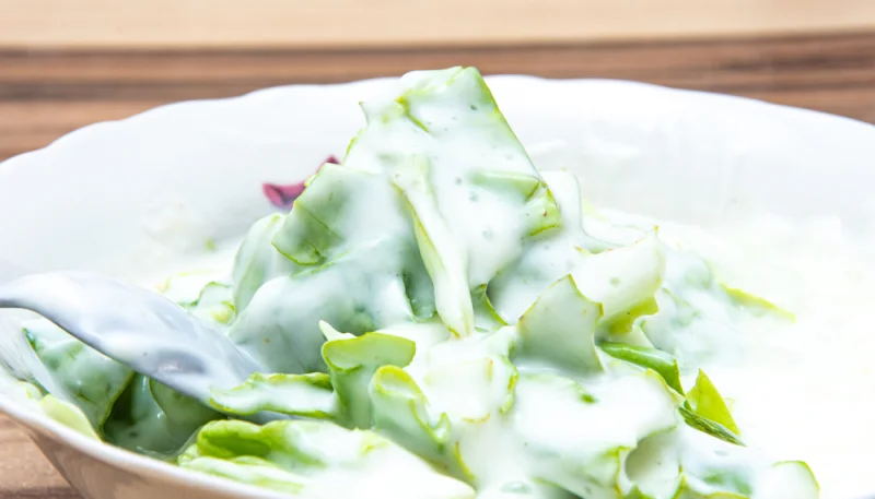 Ensalada de lechuga con salsa de yogur