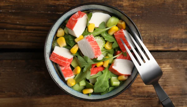 Ensalada de rúcula y palitos de cangrejo