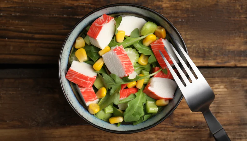 Ensalada de rúcula y palitos de cangrejo