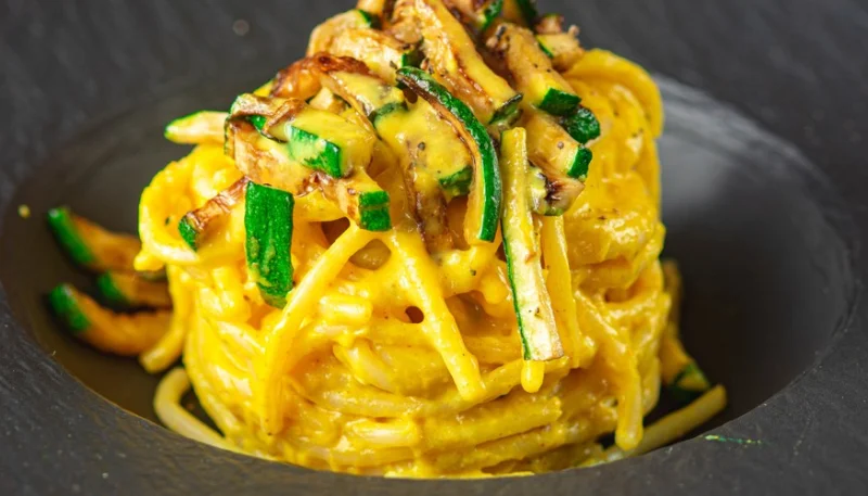 Espaguetis con pollo y calabacines