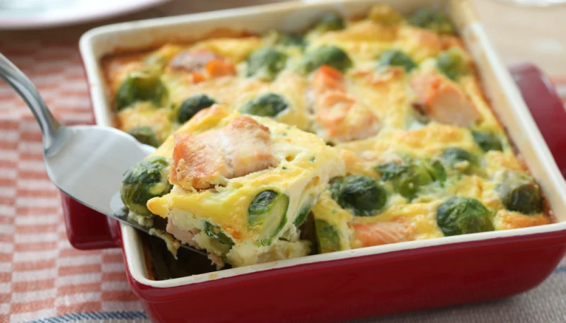 Gratinado de coles de bruselas con salmón