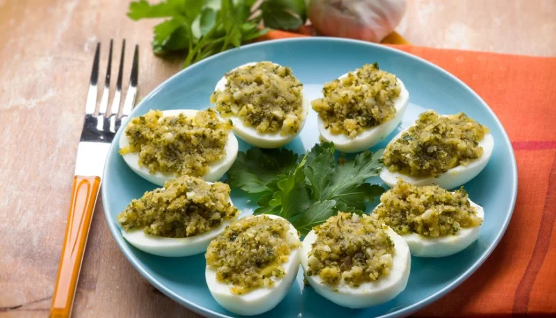 Huevos rellenos de hierbas