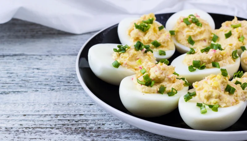 Huevos rellenos de palitos de cangrejo