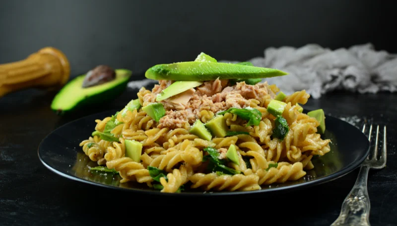 Pasta con atún y aguacate