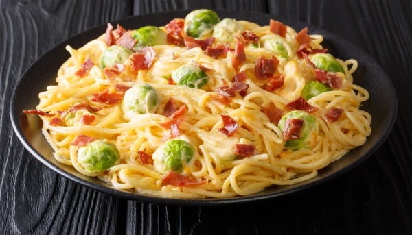 Pasta con bacon y coles de Bruselas