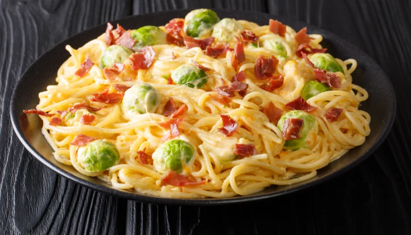 Pasta con bacon y coles de Bruselas