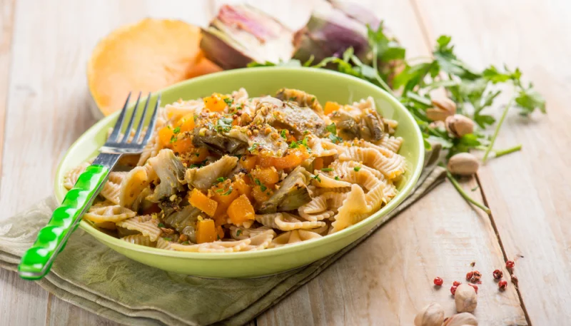 Pasta con calabaza y alcachofas