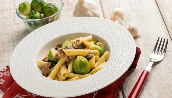 Pasta con coles de Bruselas