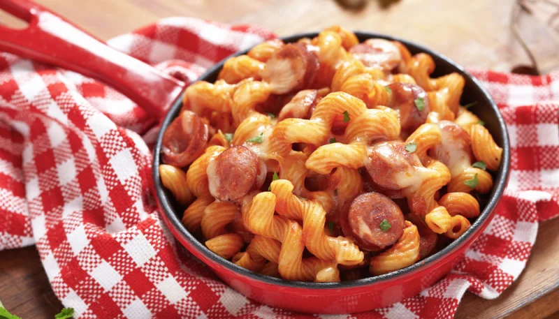 Pasta con salchicha y queso