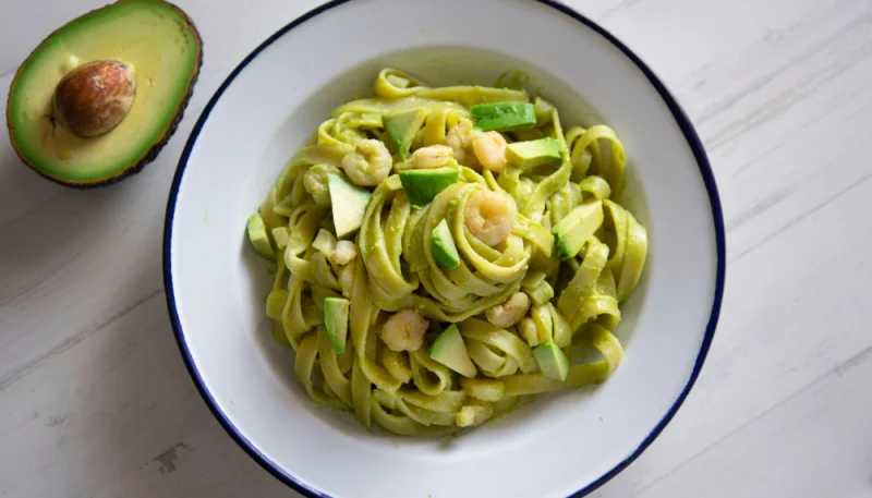 Pasta con salsa de aguacate y gambas