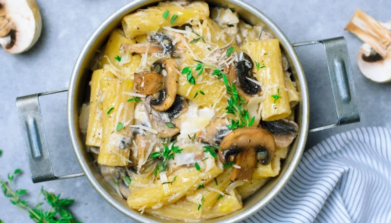 Pasta con tomillo y champiñones
