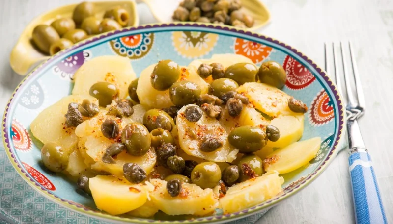 Patatas con alcaparras y aceitunas