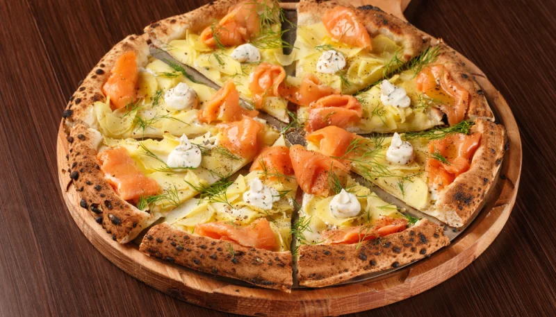 Pizza con patatas y salmón