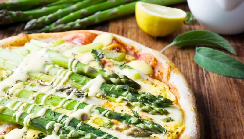 Pizza con pollo y espárragos