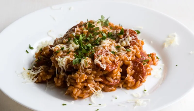 Risotto con chorizo ​​y tomates cherry