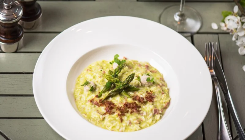 Risotto con huevos y espárragos
