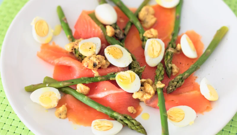 Salmón ahumado con espárragos