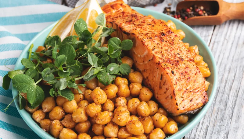 Salmón con garbanzos