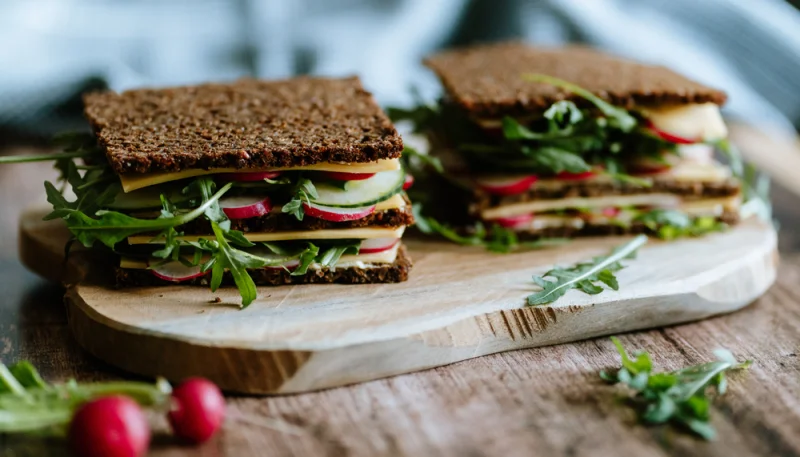 Sándwich de rábano y pepino