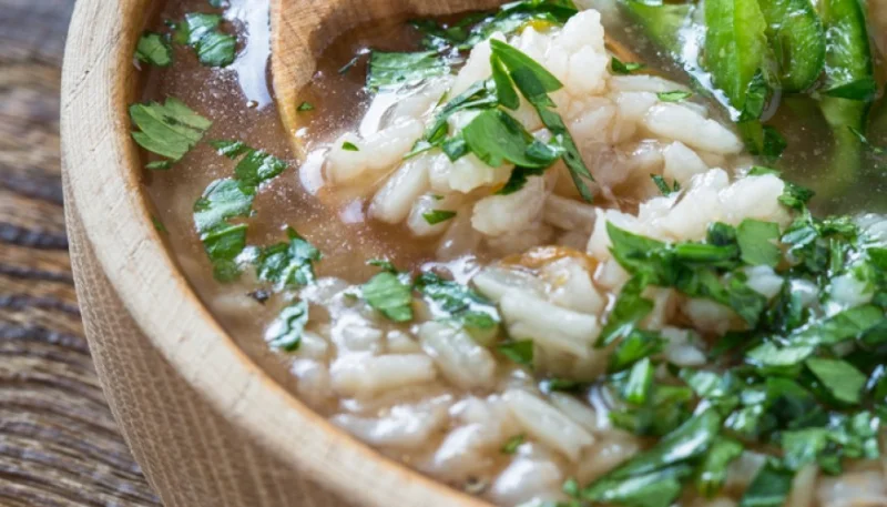 Sopa de arroz y perejil
