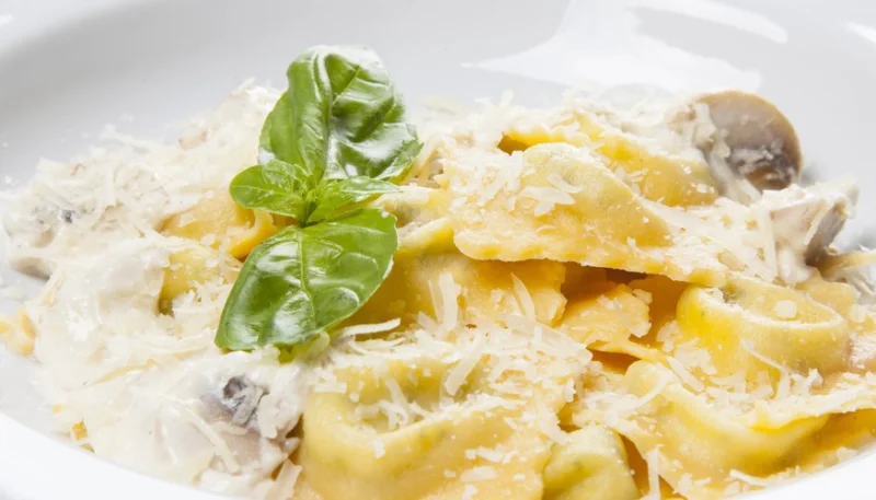 Tortellini con nata y champiñones