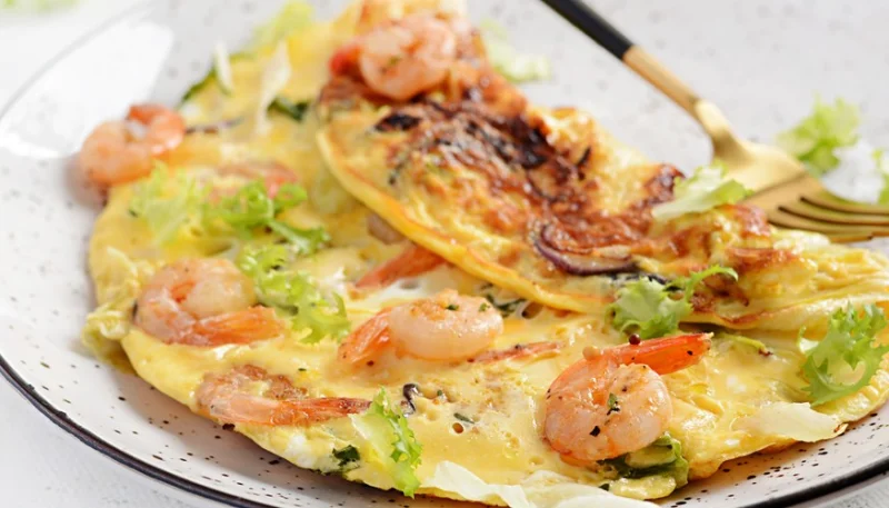 Tortilla francesa de puerros y gambas