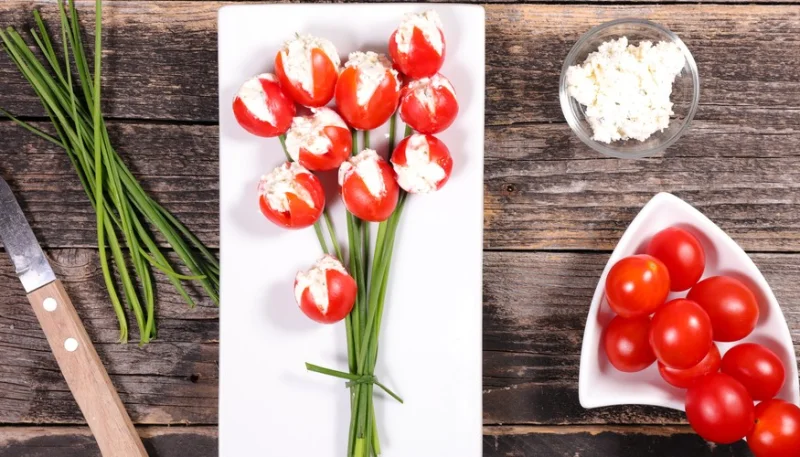 Tulipanes de tomates rellenos