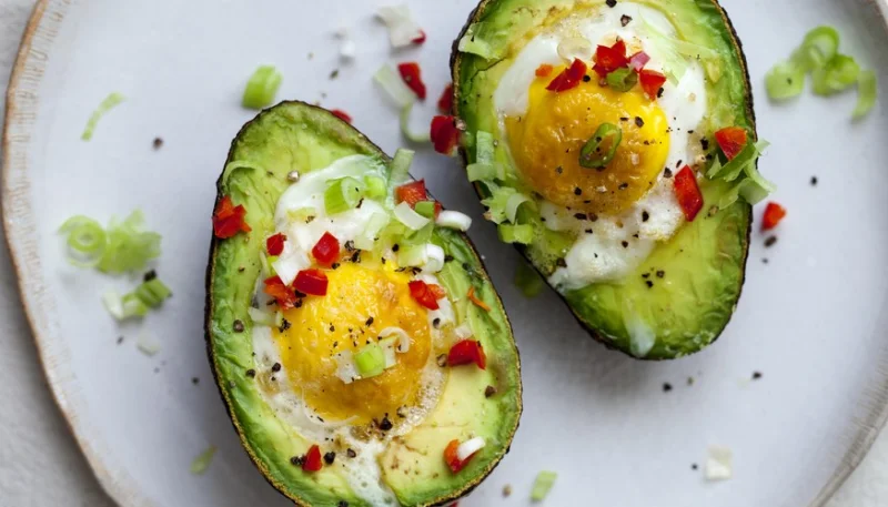 Aguacates al horno con huevo y jamón cocido