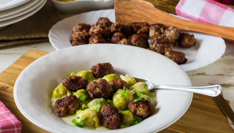 Albóndigas con coles de Bruselas
