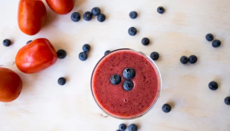 Batido de tomates y arándanos